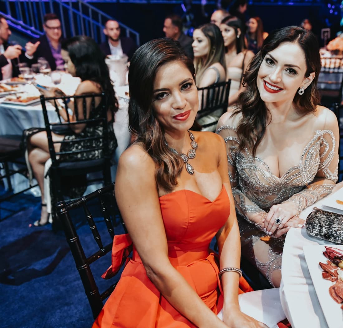 Pamela Silva impactó con este vestido y, aunque se ve todos los días con su compañera Michelle Galván, conversó con ella largo y tendido.