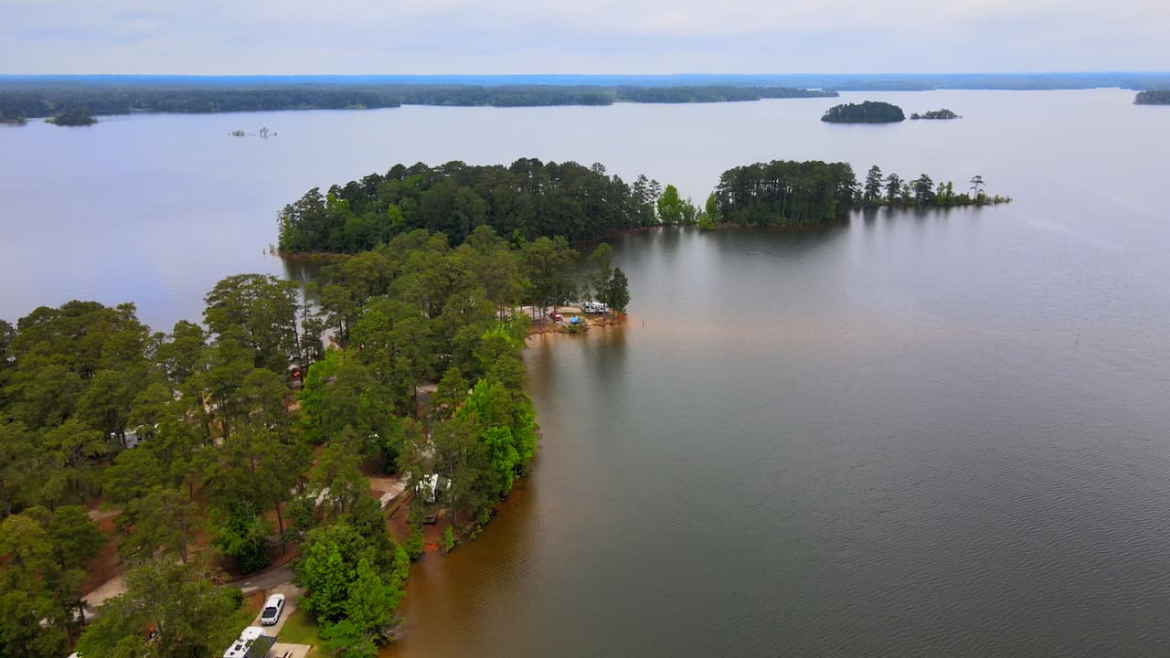 El lago tiene 71,000 acres y es un reconocido como un gran punto para la pesca a nivel nacional.