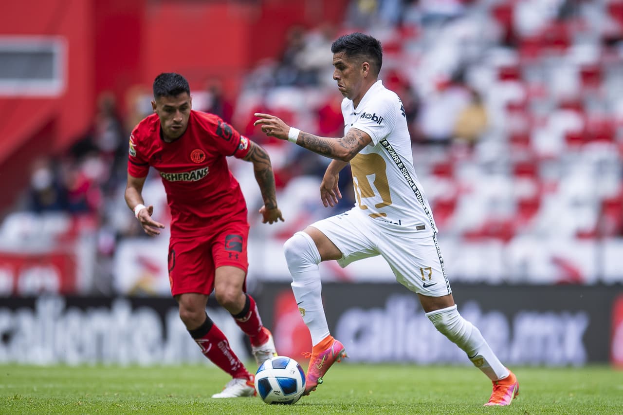 Toluca se impone en su casa 2-1 ante los Pumas de la UNAM, durante las séptima fecha del torneo de Apertura 2021 de la Liga MX. Juan Ignacio Dinneno abrió el marcador al minuto 8' tras cobrar un penal, sin embargo, los 'Diablos Rojos' remontaron con anotaciones de Rubens Sambueza (19') y Alexis Canelo (70').