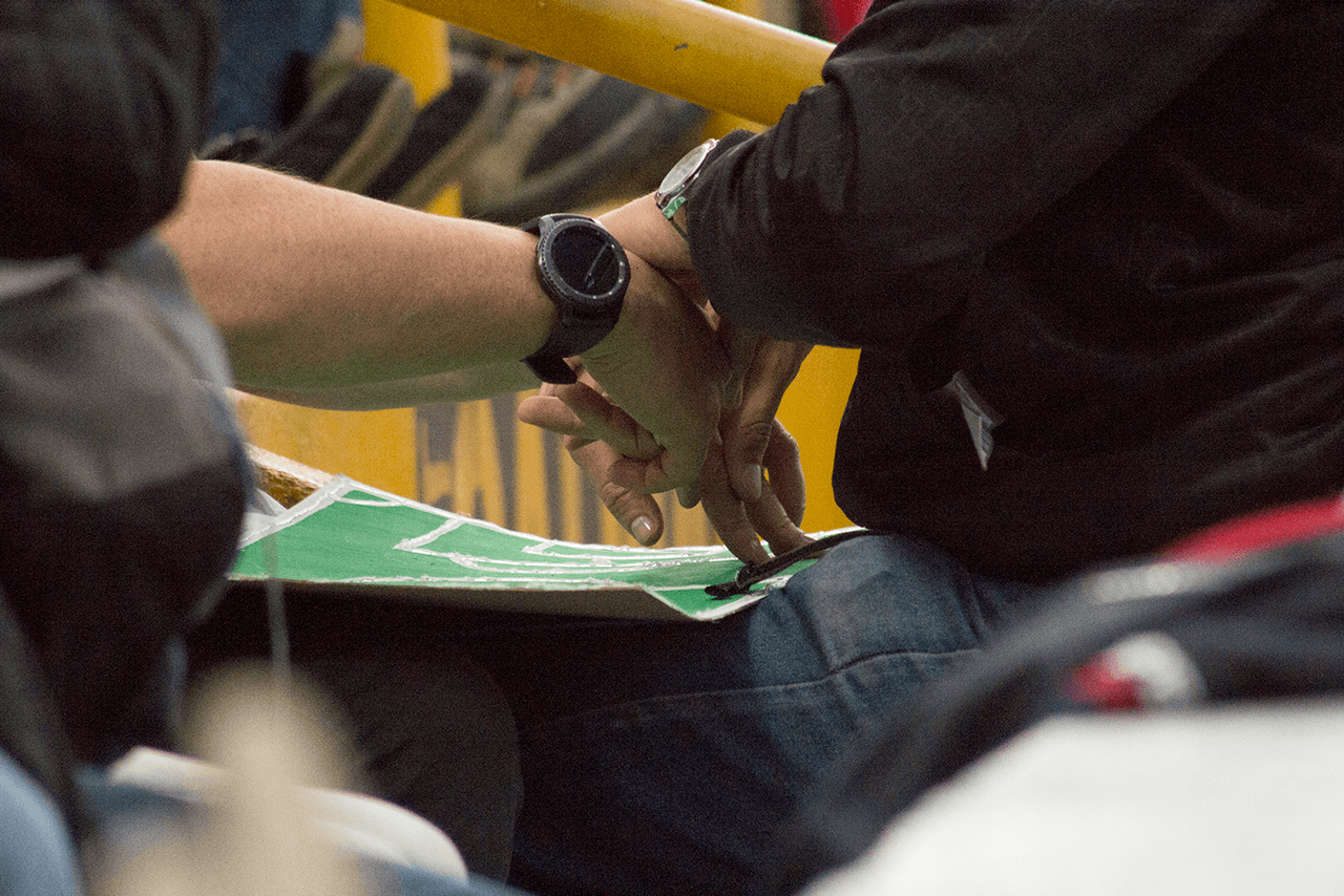 Las jugadas de gol de Millonarios son las que más emocionan a José Richard. Aquí, el lenguaje privado de estos dos amigos es más que evidente.
