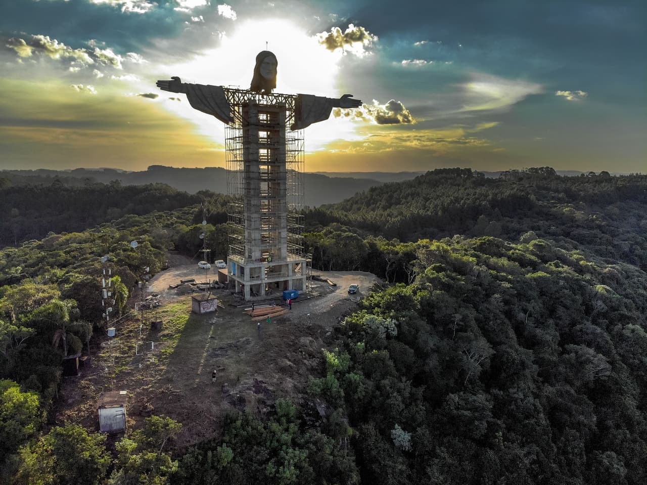 La estatua tendrá una "apertura de cristal desde la que la gente podrá filmar y fotografiar el valle", dijo el 
<a href="https://edition.cnn.com/travel/article/brazil-christ-statue-encantado-scli-intl/index.html" target="_blank">supervisor principal del proyecto, Artur Lopes de Souza</a>, citado por CNN.