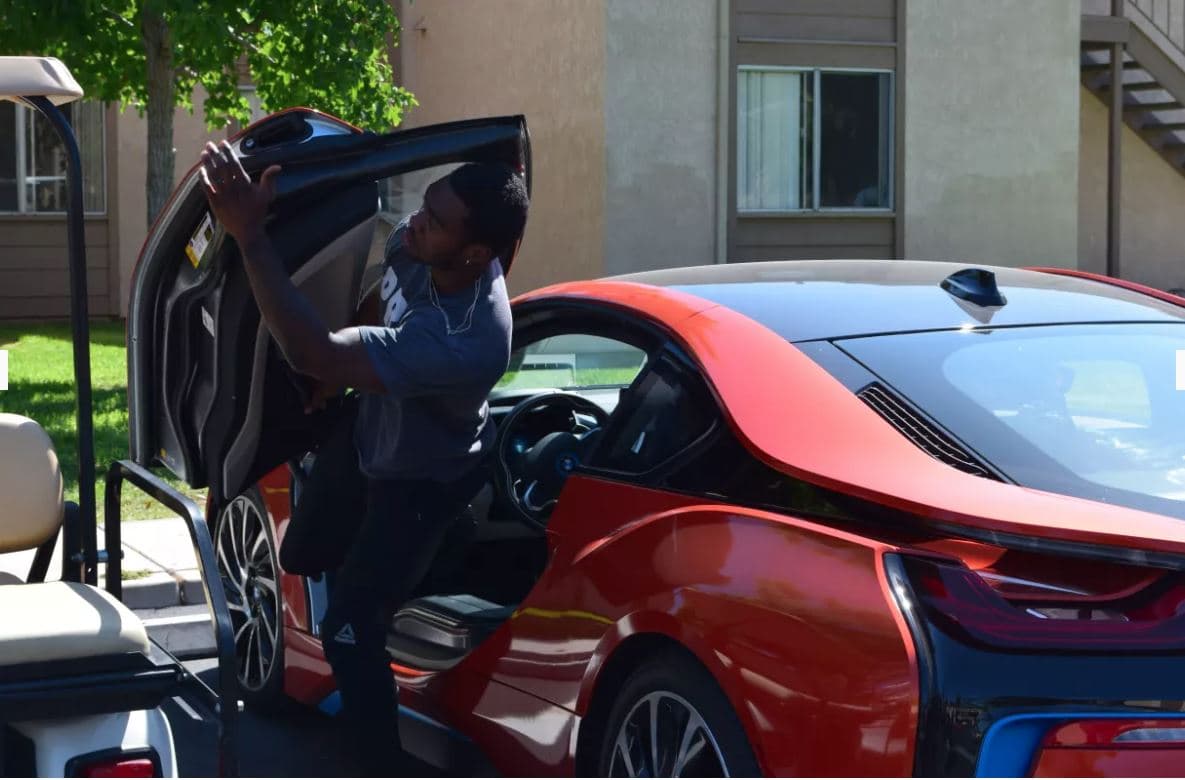 Brandin Cooks eligió para llegar a entrenar un 
<b>BMW i8,</b> en color naranja.