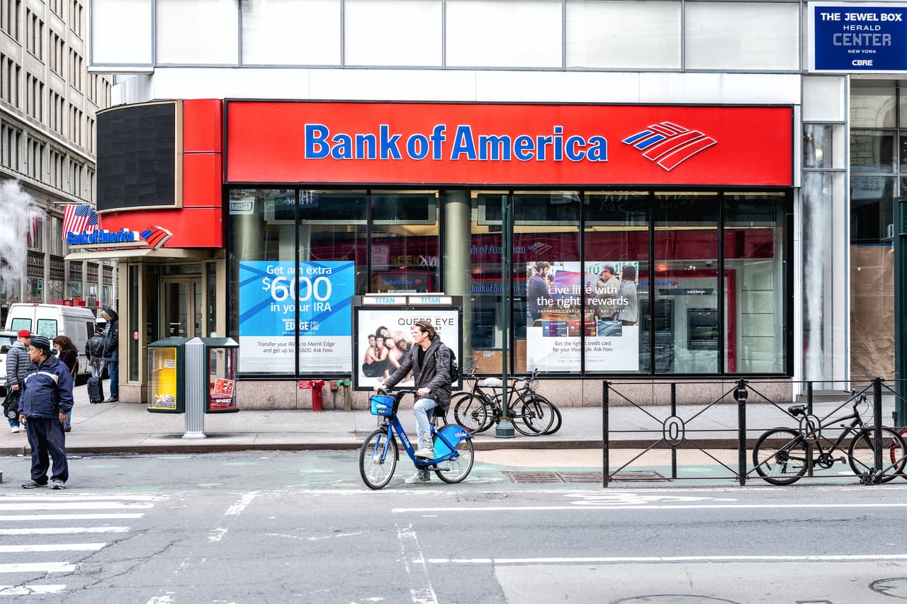 <b>Bank of America.</b>
<br>
<br>El salario mínimo en esta compañía se estableció en 17 dólares por hora en mayo de 2019, y menos de un año después lo aumentó nuevamente. Comenzó a pagar a sus trabajadores 20 dólares desde marzo de 2020.
<br>
<br>
<a href="https://www.univision.com/noticias/dinero/trabajos-ocupados-por-mujeres-crecen-estados-unidos-fotos"><u>Vea aquí los 25 trabajos que están creciendo en EEUU y son ocupados principalmente por mujeres</u></a>
<br>
