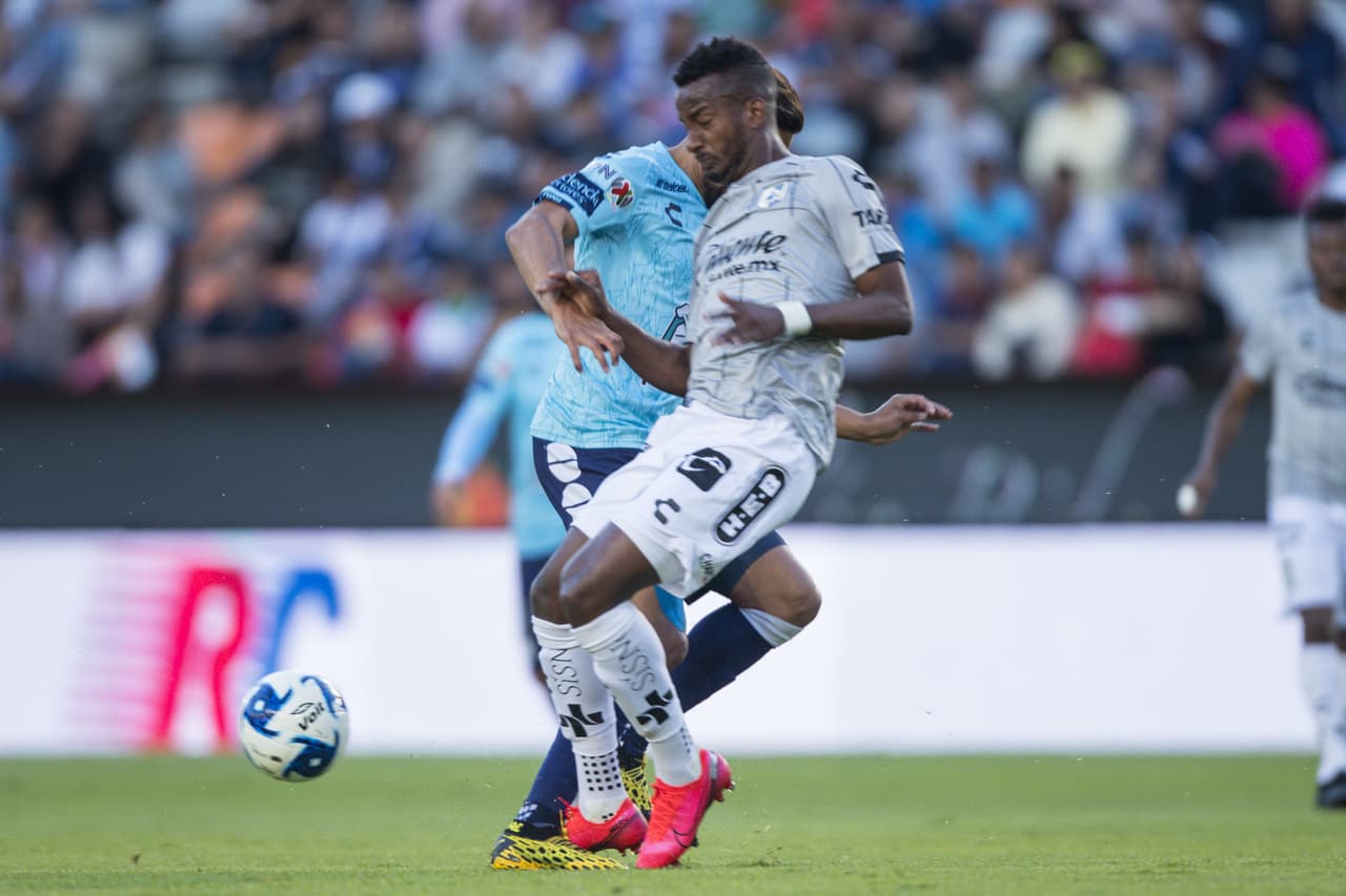 Jefferson Orejuela no cede en el recorte de Franco Jara y le roba el esférico.