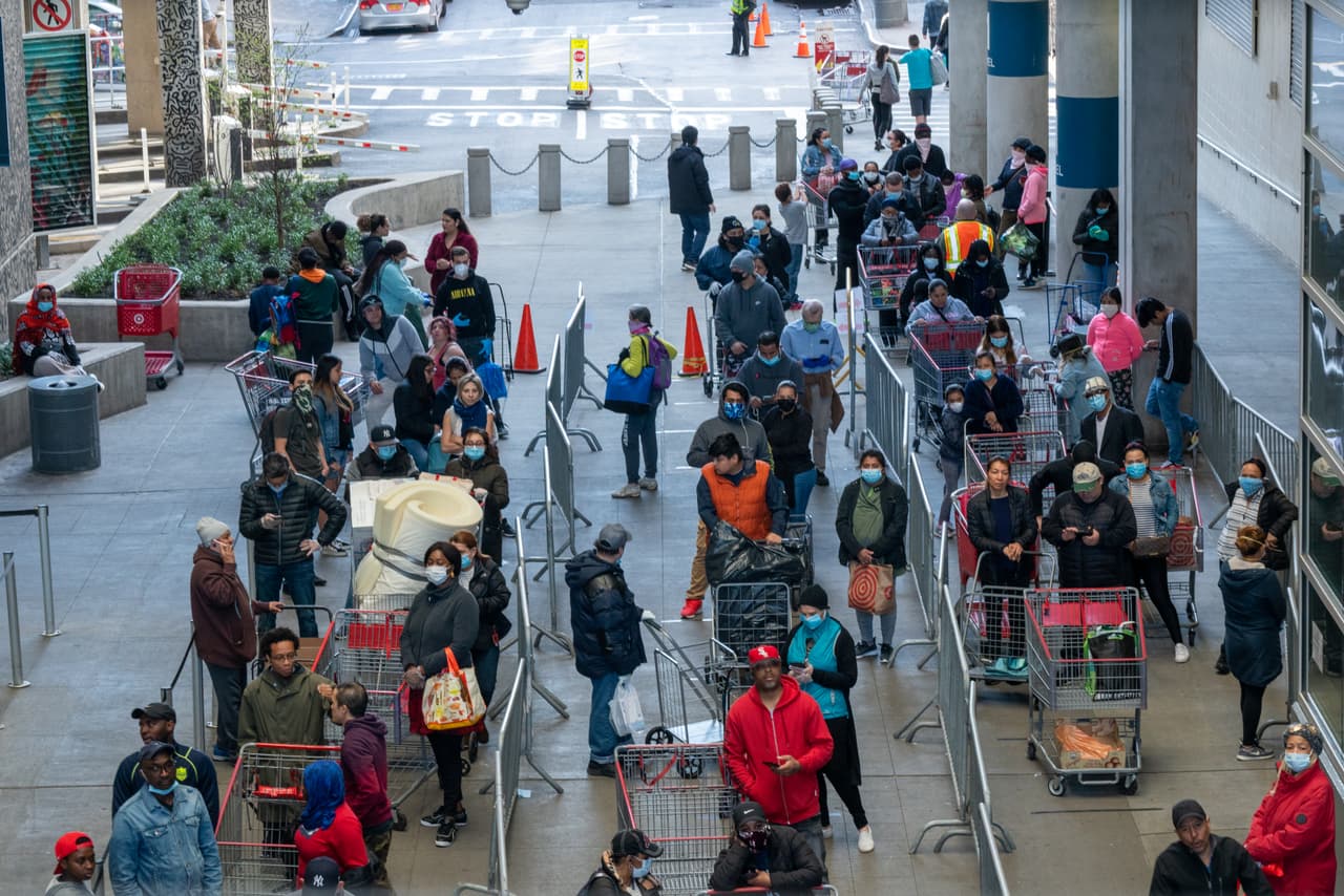 Cuando, sobre todo, se trata de filas en las afueras de las tiendas, que limitaron la cantidad de personas que pueden haber dentro debido al coronavirus, muchas veces el distanciamiento social no se cumple. En esta foto, personas hacen fila en East River Plaza para comprar en Costco y Target, que son considerados negocios esenciales por vender alimentos y productos básicos.