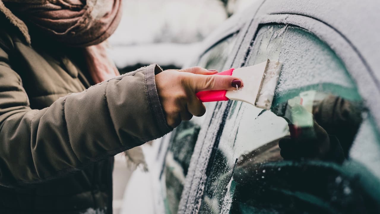 <b>Contar siempre con equipos de emergencia dentro del carro</b>:
<br>
<br>Siempre es importante tener el equipamiento necesario para enfrentar emergencias. Sin embargo, durante el clima frío extremo hay ciertos artículos que no pueden faltar como: un par de raspadores de hielo para limpiar ventanas, una cobija térmica, linternas con baterías cargadas, una pala para remover nieve, guantes y calentadores de manos y un par de bolsas de arena en caso de que sea necesario ponerlas debajo de los neumáticos para ganar tracción en caso de que el vehículo que quede atascado en la nieve.
<br>