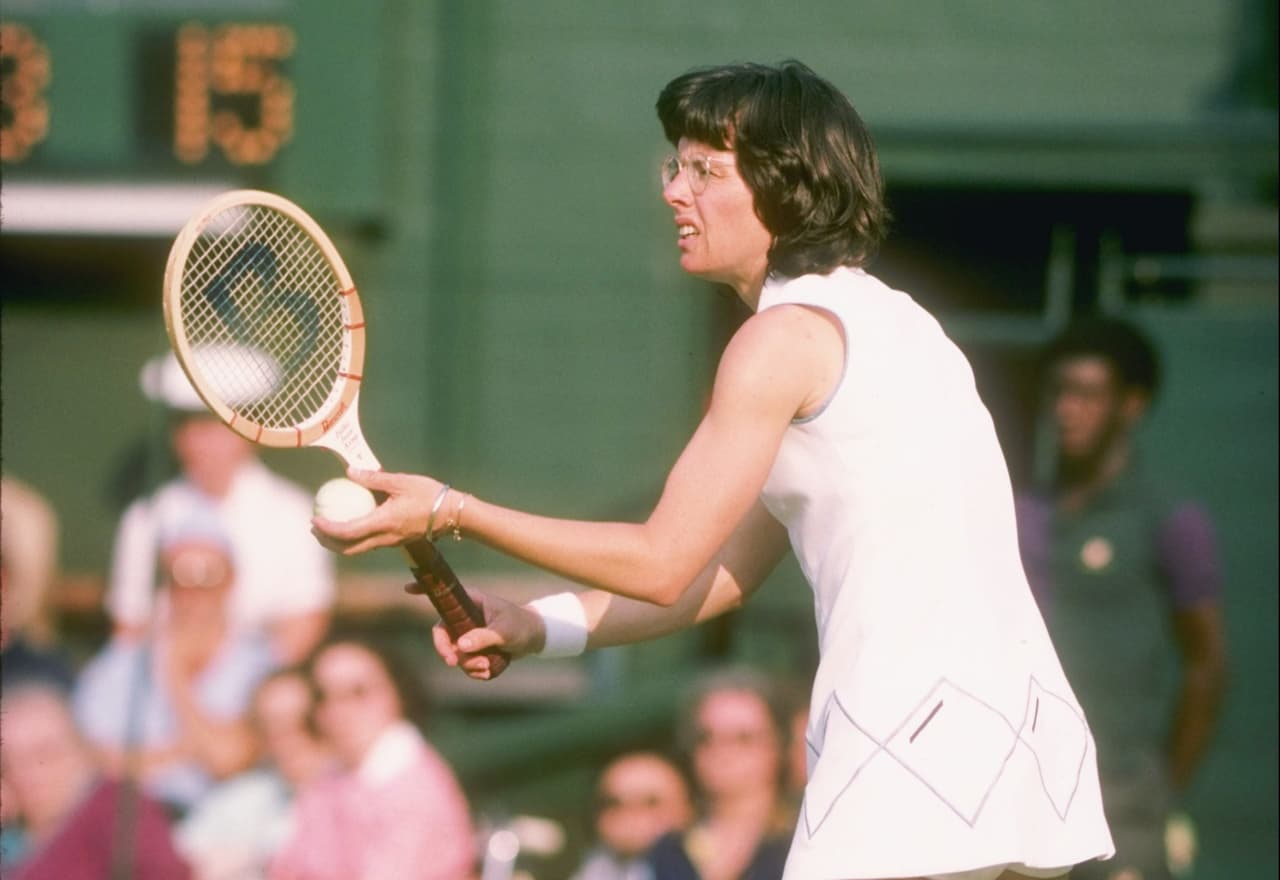 La estadounidense Billie Jean King es considerada una de las mejores tenistas en la historia, con 12 títulos del Grand Slam. Reconoció su homosexualidad al ser demandada por una exnovia y en ese momento perdió contratos publicitarios. No obstante, se ha mantenido ligada al deporte y es considerada una de las grandes defensoras de la igualdad de género.