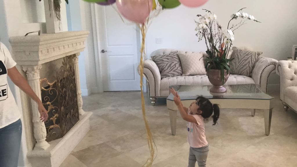 Lo que más disfrutó Giulietta fue soltar los globos y mirar cuando se elevaban hasta el techo.