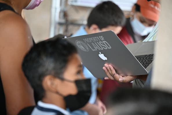 El plan de seguridad del Distrito Escolar Unificado de Los Ángeles, el segundo más grande de EE.UU. se pondrá en marcha lo antes posible, dando respuestas a las preocupaciones de padres y de una comunidad estudiantil de más de 600 mil personas.