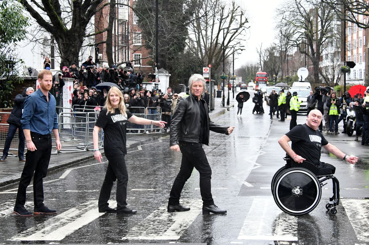 Este viernes, el príncipe 
<b><a href="https://www.univision.com/famosos/en-fotos-el-primer-acto-de-harry-en-su-gira-del-adios-a-la-realeza-con-bon-jovi-y-los-beatles-de-backups-fotos" target="_blank">se reunió con el roquero Jon Bon Jovi</a></b> en el famoso estudio de Abbey Road de Londres para grabar el tema 
<b><a href="https://www.instagram.com/p/B9HVG-VJZn_/" target="_blank">'Unbroken'</a></b> para los Invictus Games. 
<br>
