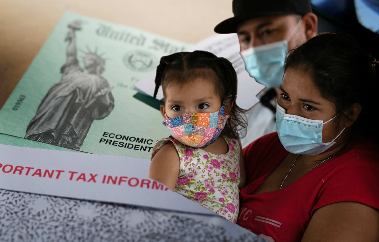 La carta 6419 especifica que “los contribuyentes elegibles que recibieron pagos por adelantado del Crédito tributario por hijos deben 
<b>presentar una declaración de impuestos de 2021 para recibir la segunda mitad del crédito.</b> Los contribuyentes elegibles que no recibieron pagos por adelantado del Crédito tributario por hijos pueden 
<b>reclamar el crédito completo</b> mediante la presentación de una declaración de impuestos”.