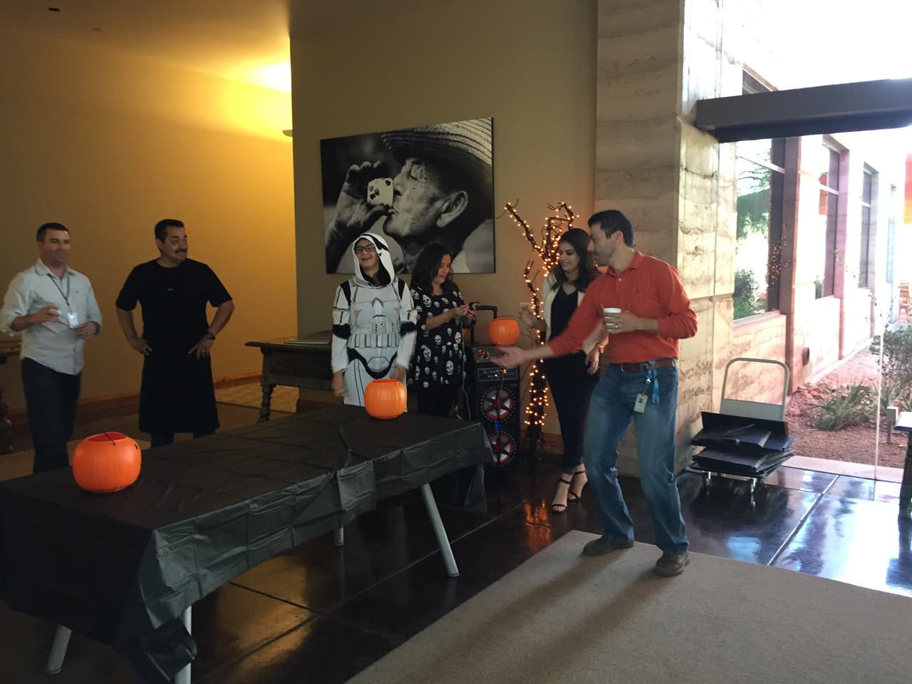 Disfraces, concursos y mucha diversión en la celebración de Halloween en Univisión Arizona.