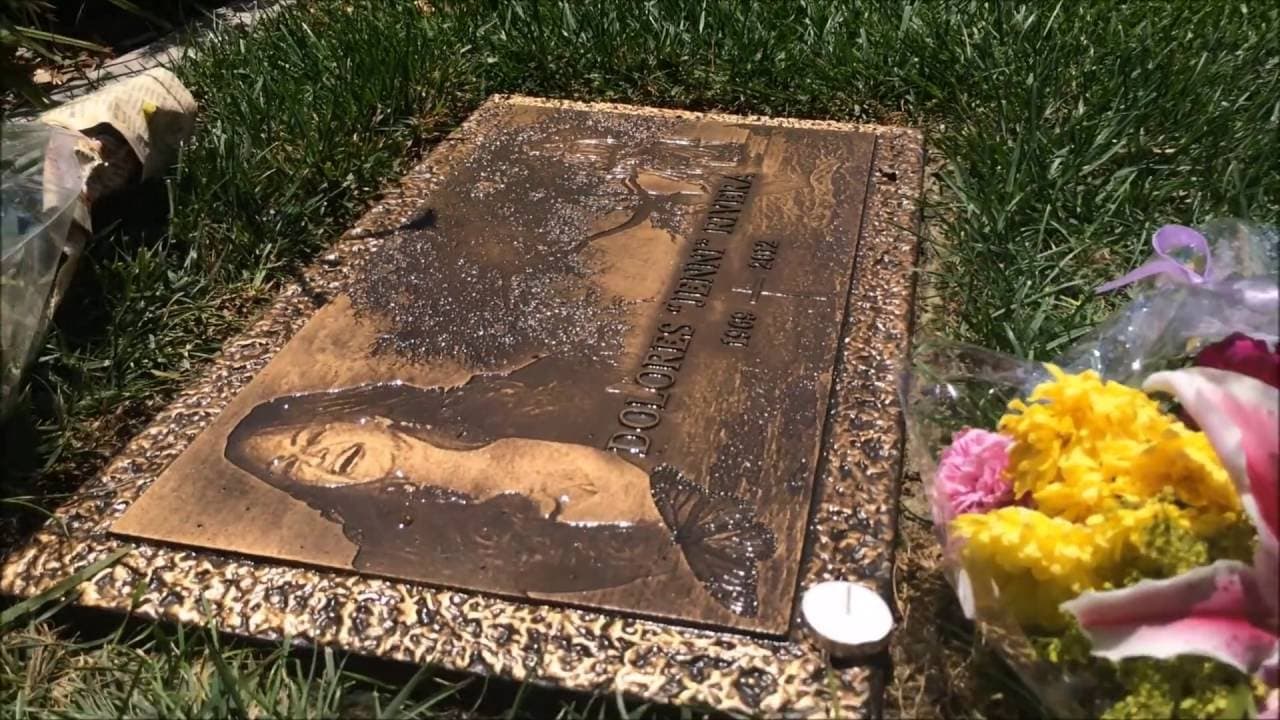Los restos de la 'Diva de la banda' se encuentran en el All Souls Cemetery, de Long Beach, California, lugar donde no se permiten mausoleos o construcciones, así que solo existe una placa con su imagen y su nombre.