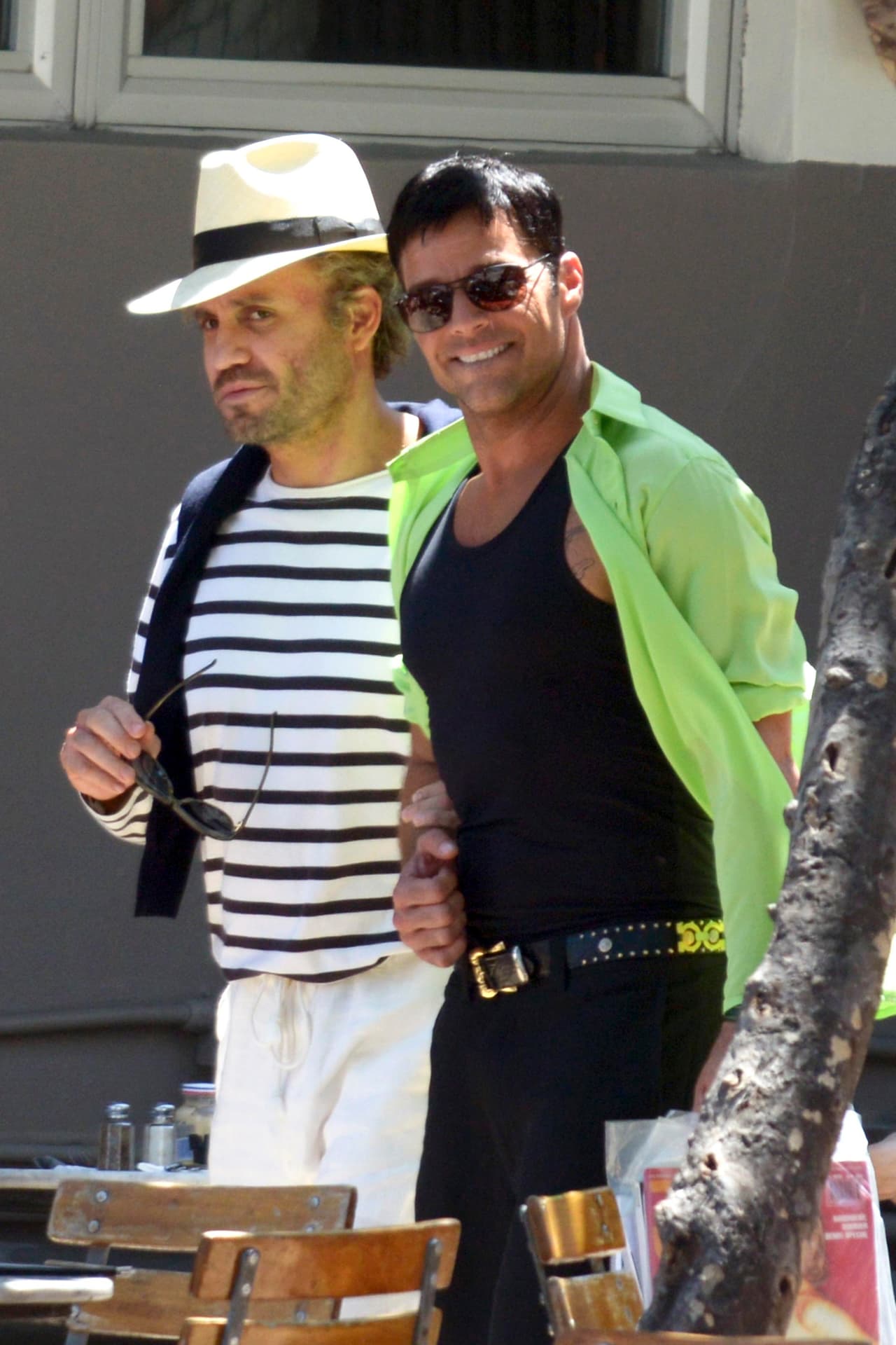 Una vez se escuchó "cut", Ricky Martin compartió una sonrisa. Edgar Ramírez, por su parte, se mantuvo en personaje.