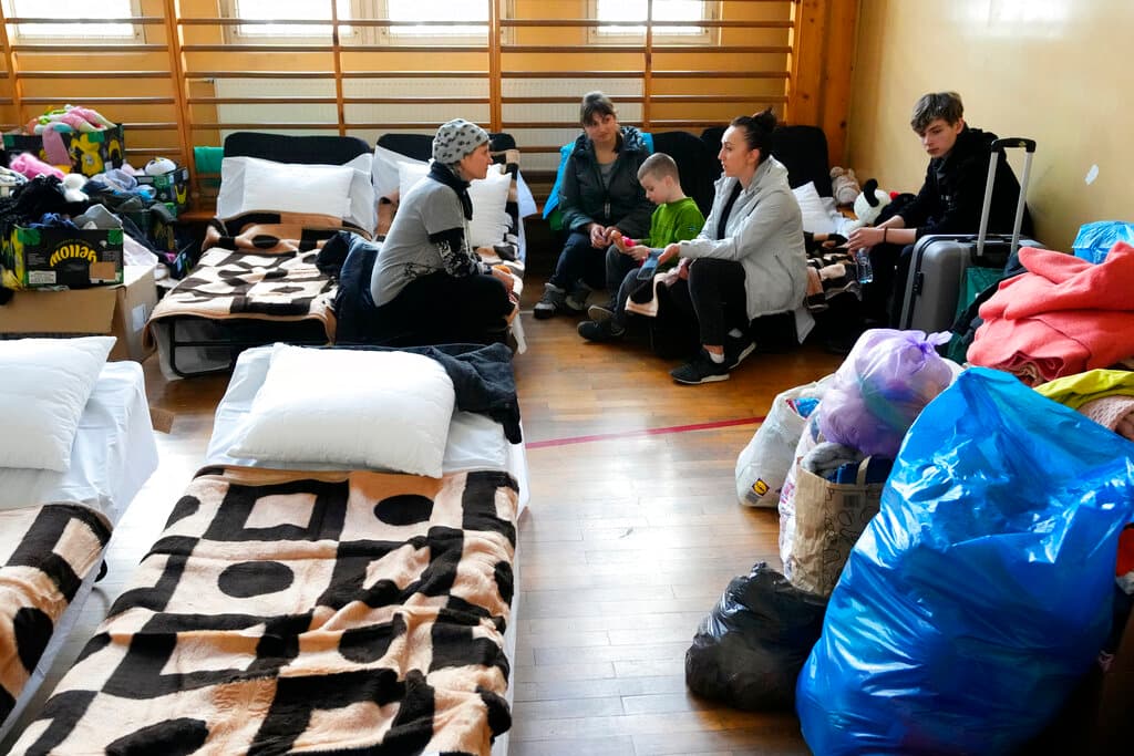 Refugiados ucranianos son acogidos en una escuela en Przemysl, Polonia.