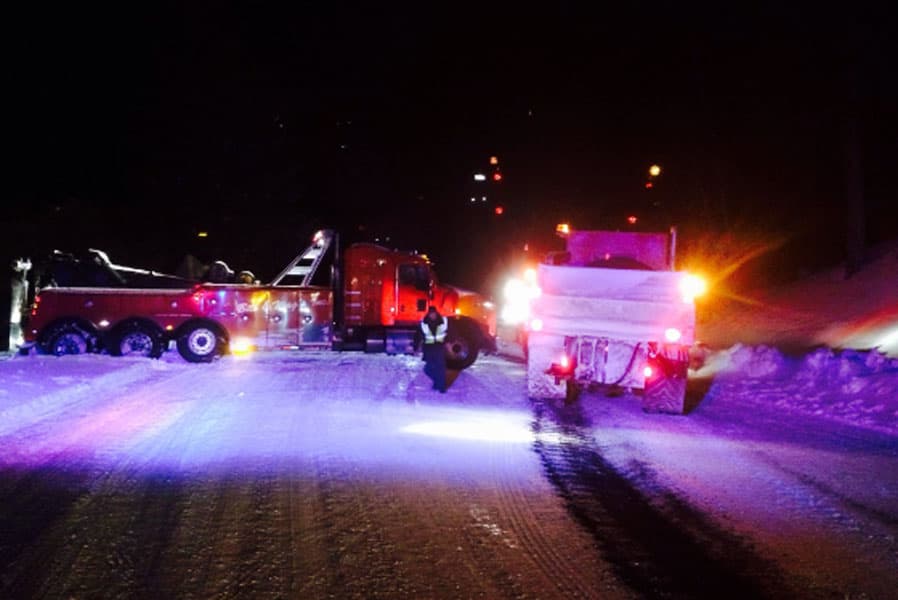 Más de 100 autos quedaron atrapados en la nieve en plena Nochebuena en el sur de California