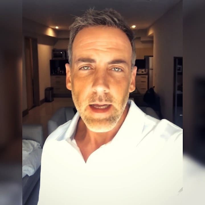 Carlos Ponce se dejó la barba durante mucho tiempo, en algunas ocasiones era más larga y a veces la recortaba, hasta que decidió eliminarla.