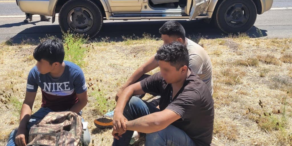 Un agente detuvo un vehículo en la SR-92 y arrestó a dos ciudadanos estadounidenses que traficaba a tres migrantes mexicanos. Ambos contrabandistas enfrentan cargos criminales. El arma robada fue incautada de la guantera.