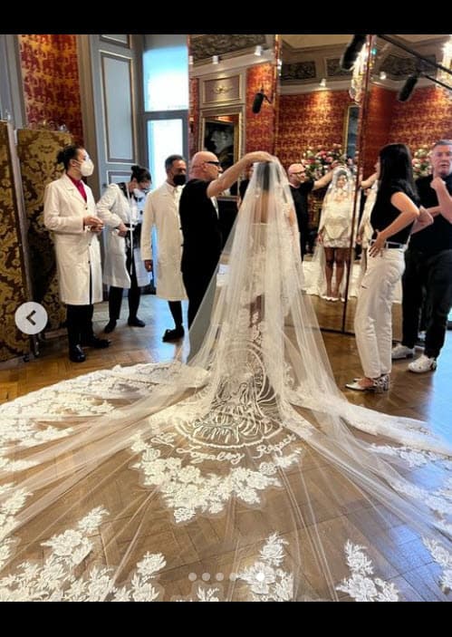 El vestido
<b> se inspiró en la lencería italiana </b>y fue confeccionado con varios materiales como seda, encaje y satén, según Harper's Bazaar.
<br>