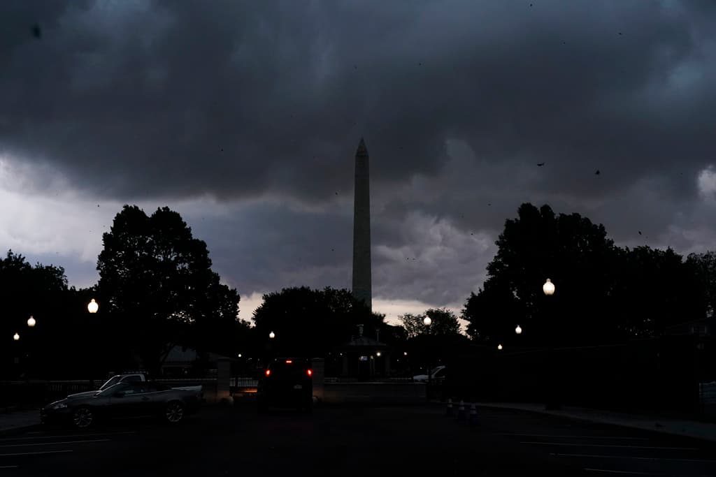 Nubes de tormenta se ciernen sobre el monumento Washington este lunes 7 de agosto de 2023.