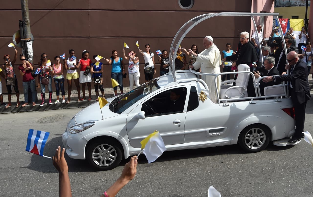 Para su visita a Cuba en 2015, Francisco I utilizó un papamóvil sorprendentemente modesto. El vehículo estaba basado en una mini pickup
<b>Peugeot Hoggar</b> de origen brasileño que en sí misma es una evolución del antiguo Peugeot 207. Este modelo contrasta con el papamóvil Mercedes-Benz ML que Benedicto XVI trasladó por vía aérea desde el Vaticano para su usó en su visita a la isla en marzo de 2012.