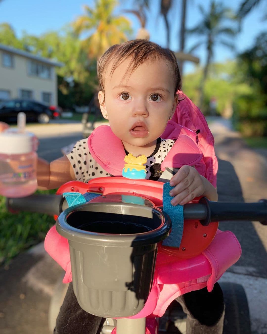 La pequeña disfruta cada vez más de sus juegos y juguetes.