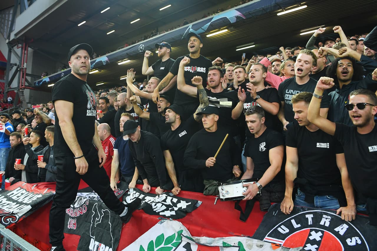 Los aficionados del Ajax se hicieron presentes en Anfield.