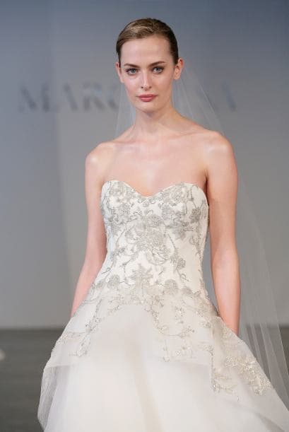 Su mayor ventaja es que a las novias muy esbeltas les da algo más de volumen y a las novias curvilineas, les ayuda a disimularlas. No olvides preguntarle al proveedor cómo usar este estilo a tu favor.