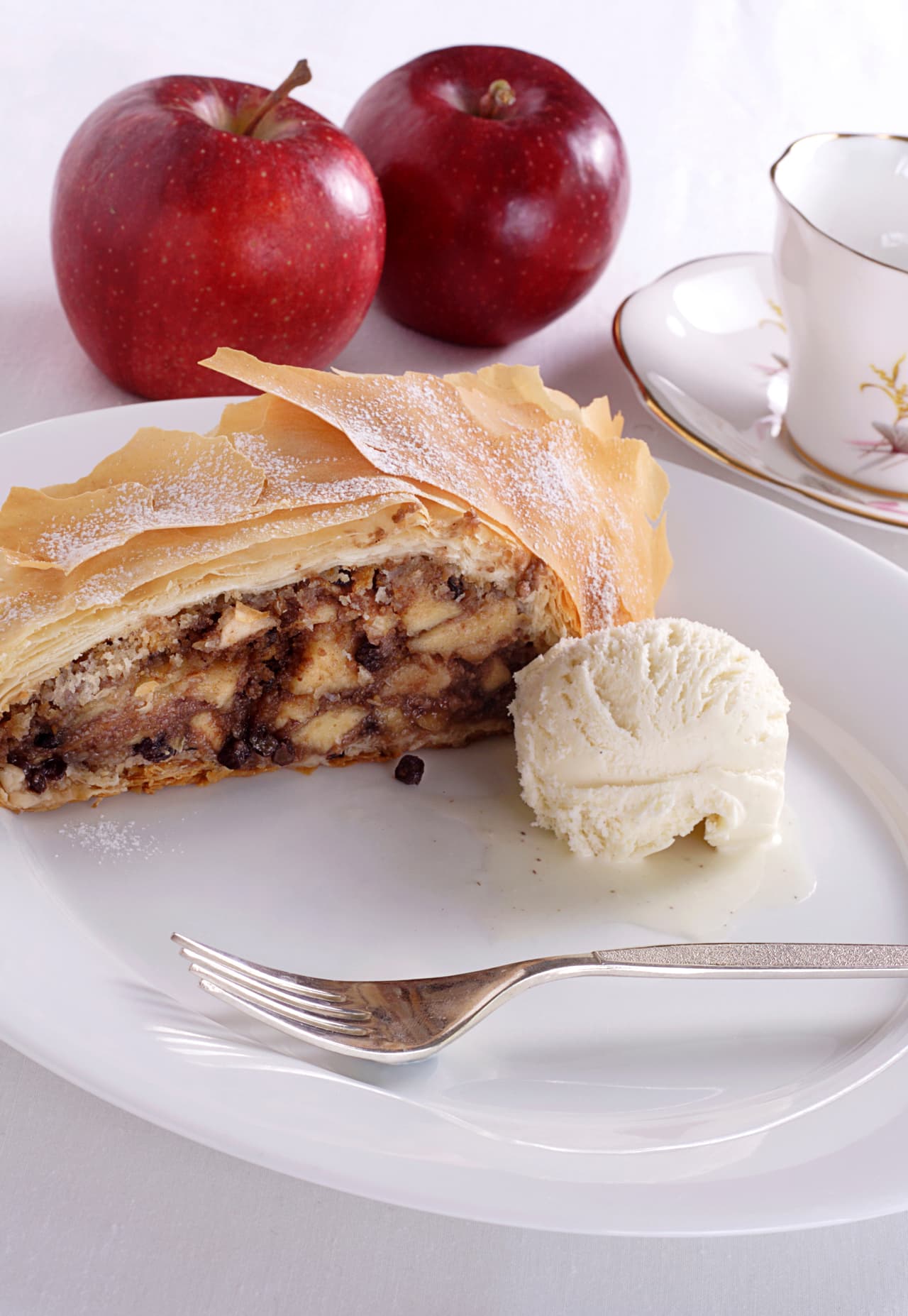 Strudel. Es necesaria la base de masa fina y mezclar trozos de manzana con azúcar, pasas, mantequilla, canela y cacahuates. Tendrás que hacer mucho, ¡ya que todos querrán repetir!