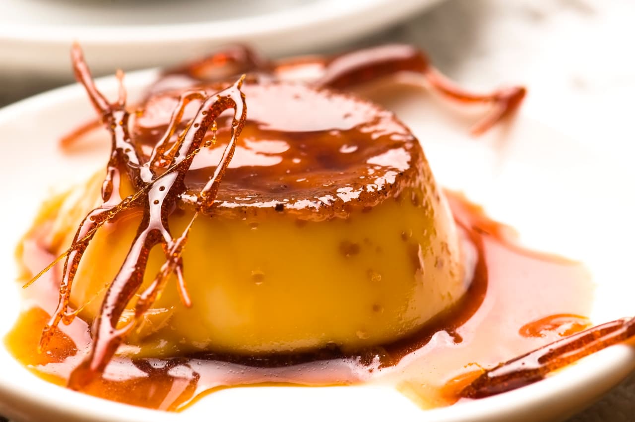 Flan de manzana. Al último, pero no por ello menos importante se encuentra este sencillísimo postre que sólo requiere manzanas doradas en el caramelo líquido indicado. ¡Devorarán tu flan!