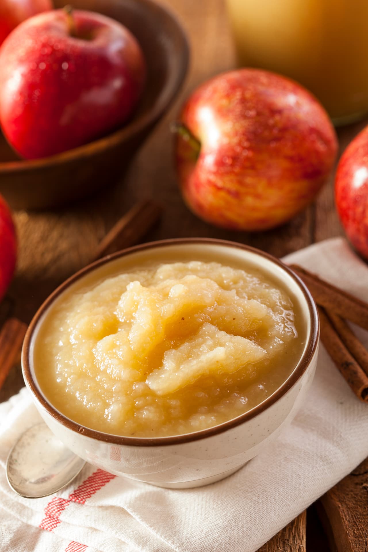 Compota. Este postre es efectivo con los niños, aunque también es fantástico para los adultos. Es muy sencillo, ya que sólo se deben cocer manzanas con agua y canela. ¡Incluso la puedes usar como mermelada!