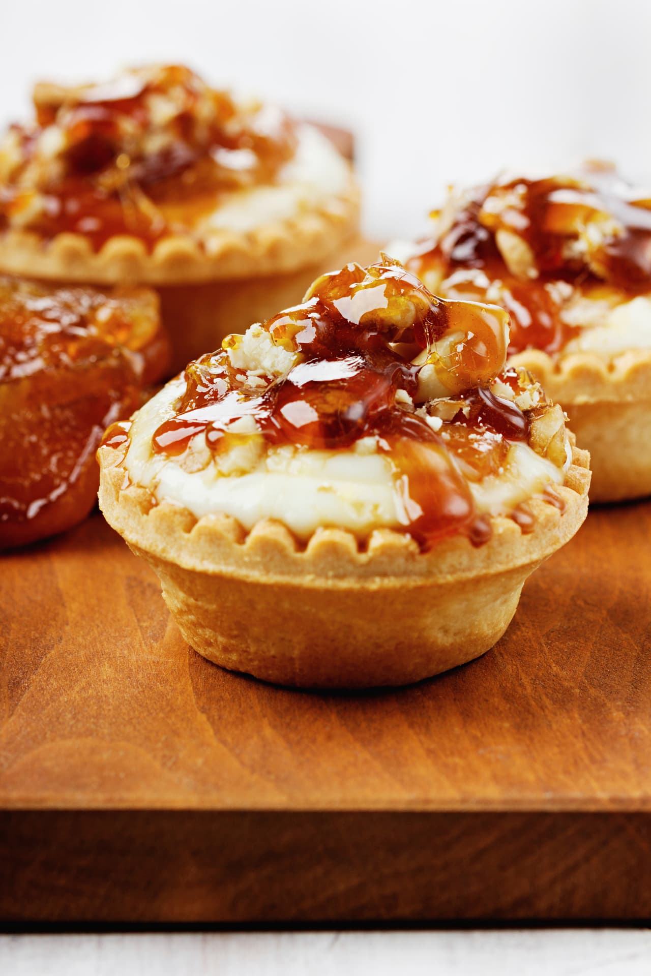 Tartaletas de manzana y caramelo. No necesitas mucho tiempo, pero sí mucha precaución para que la mezcla y consistencia de la harina con leche y ralladura de manzana sea la adecuada y nuestra magdalena haga que todos quieran nuestra receta.