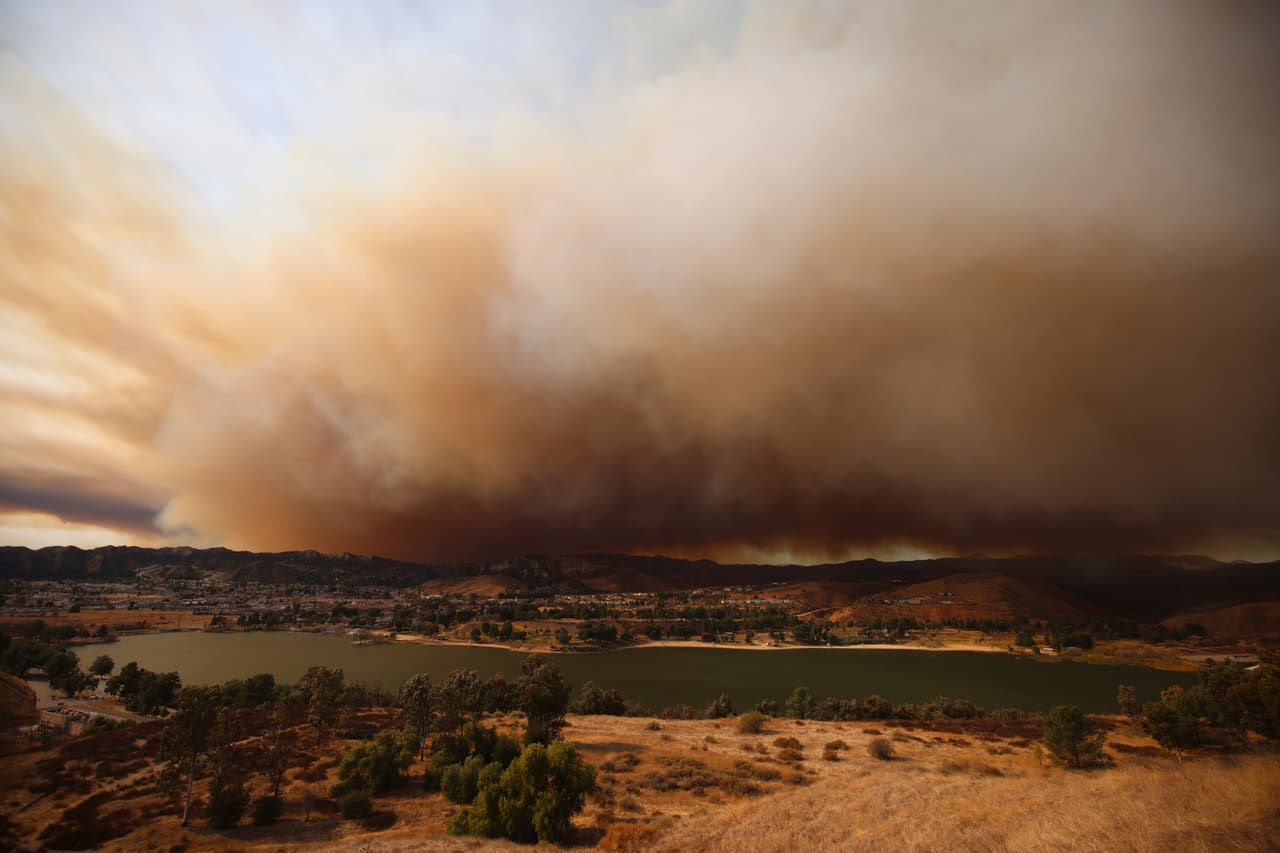 <b>Condiciones climáticas adversas</b>
<br>El incendio se propaga rápidamente debido a ráfagas de viento de hasta 40 mph y una humedad extremadamente baja en la región.