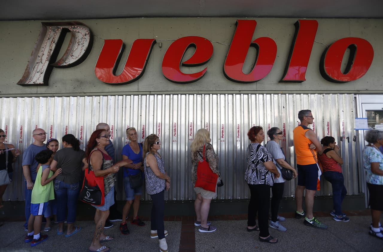 10 días sin productos básicos. Afectados por el huracán María hacen fila para abastecerse de alimentos en San Juan, Puerto Rico.