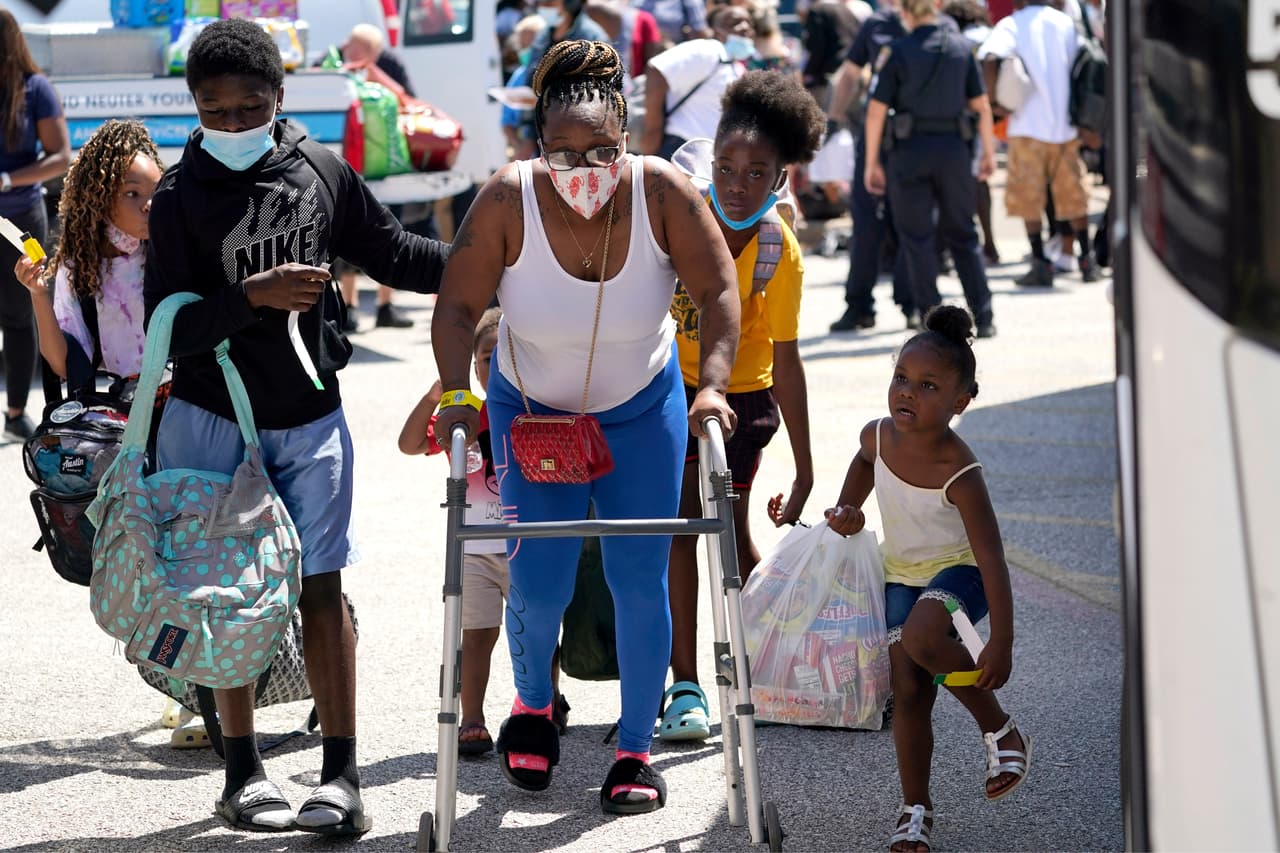 Las familias preparándose para ser llevadas desde Galveston hacia Austin, al noroeste de Texas. Los autobuses contarán con equipo de protección y desinfectante, y trasladarán a menos pasajeros para mantener un distanciamiento social, señalaron las autoridades del estado.