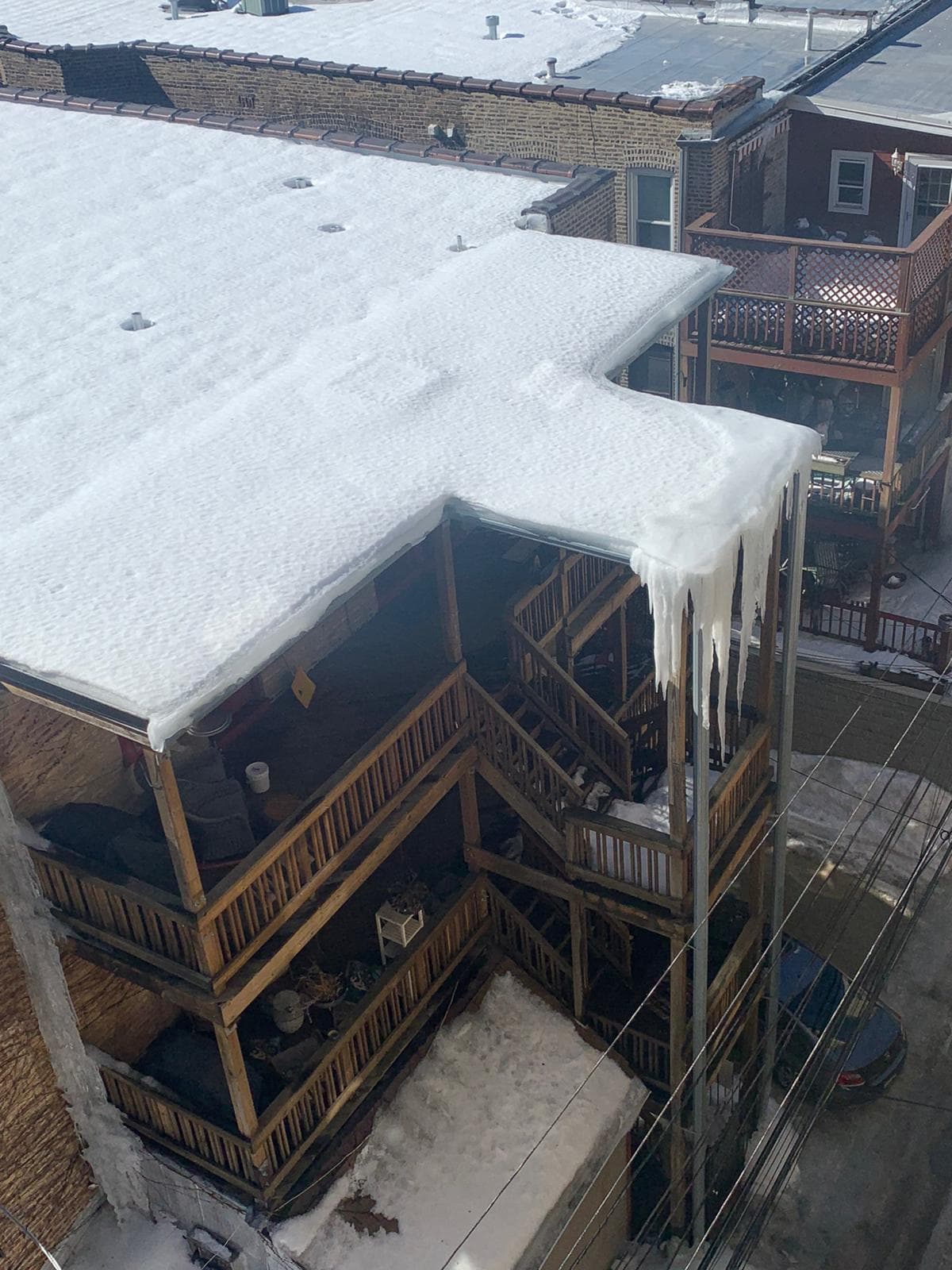 La acumulación de nieve y hielo en los techos ha provocado
<a href="https://www.univision.com/local/chicago-wgbo/preocupacion-por-deshielo-despues-de-la-historica-tormenta-invernal" target="_blank">el colapso de varios edificios de la ciudad. </a>