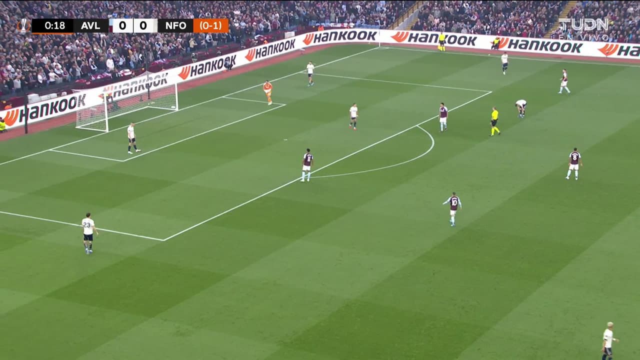 Arranca el partido y la pelota está en juego.