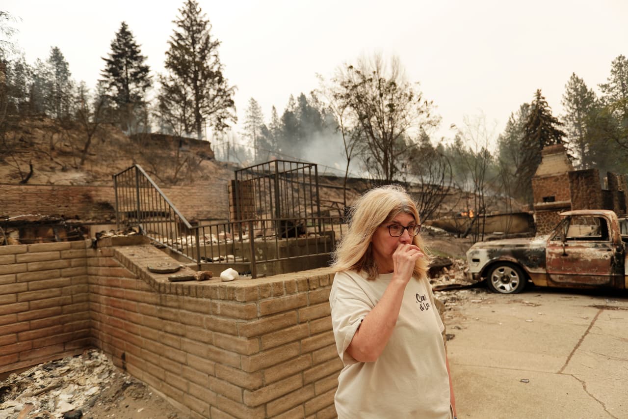 Se esperaba que el clima en el área se mantuviera soleado —y seco— bien entrada la semana, con temperaturas que subirían a más de 32 grados Celsius (90 grados Fahrenheit) el miércoles. Las autoridades sostienen que el incendio fue provocado por un rayo.