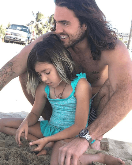 Preguntado por los 
<b><a href="http://www.gentesinaloa.com/pablo-lyle-el-novio-que-todas-quisieramos-tener/" target="_blank">valores</a></b> que quiere inculcar a sus hijos, Lyle respondió: "Los educamos con libertad. Queremos inculcar el respeto, el perdón y la responsabilidad".