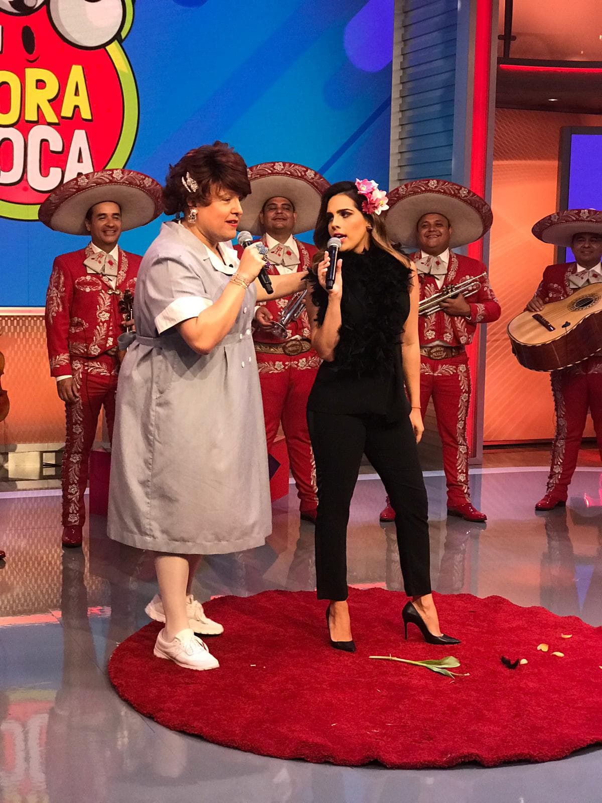 En esta edición de ‘La Hora Loca’, el género femenino predominó, ya que también se presentó la experta en moda, Andrea Chediak, con un número de canto. Albert y María Antonieta Collins coincidieron en que su voz no lució debido a problemas con el audio, sin embargo, elogiaron su actitud en el escenario.
<br>