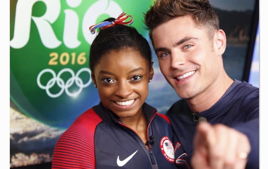 Simone no podía creer que el guapo Zac se encontraba ahí por ella.