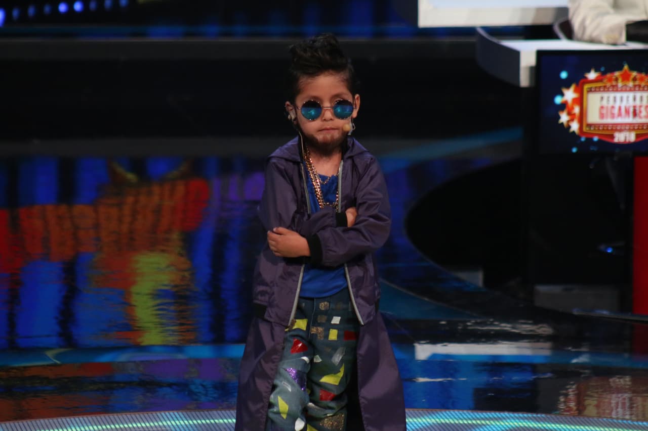 Con actitud y todo, así llegó este mini Maluma al escenario.