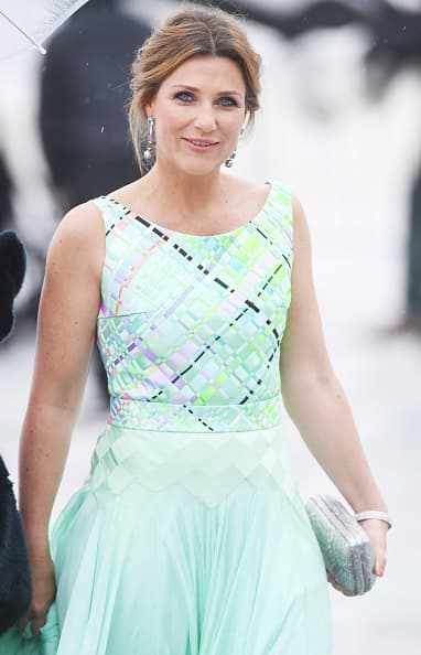 Su historia de amor conmocionó a muchos noruegos. Desde entonces, ha recibido críticas por su noviazgo e incluso algunos periodistas de su país natal le han exigido 
<b><a href="https://www.univision.com/famosos/la-princesa-de-noruega-que-es-novia-de-un-chaman-se-deshace-a-medias-de-su-titulo-nobiliario-fotos" target="_blank">que deje su título de princesa</a></b>. "Los noruegos son bastante críticos, al menos en los medios. Siempre toman primero un punto de partida negativo. A veces he tenido miedo porque ha sido muy difícil".
<br>