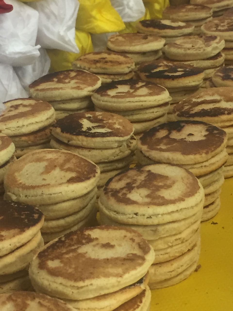 Se cuecen en un pequeño comal sobre carbón y luego se envuelven en papel de china con colores llamativos y representativos del flolkore mexicano.