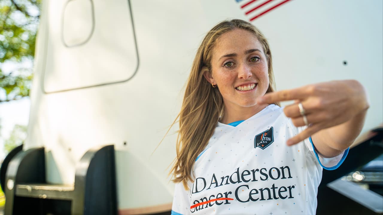 La camiseta 'Luv Ya Dash' es blanca, adornada con estrellas simulando el universo.