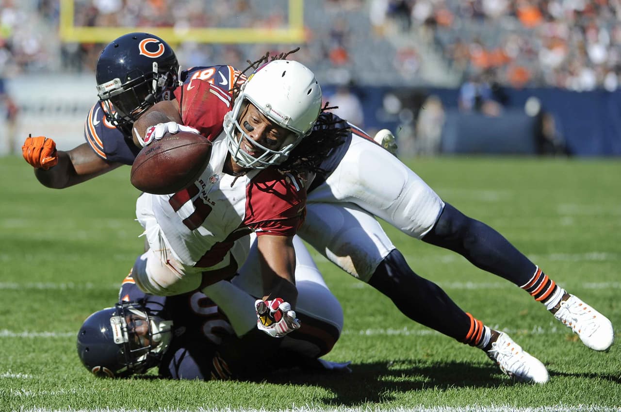 Larry Fitzgerald recibió tres de los cuatro pases de touchdown de Carson Palmer y los Cardinals aplastaron por 48-23 a los Bears.