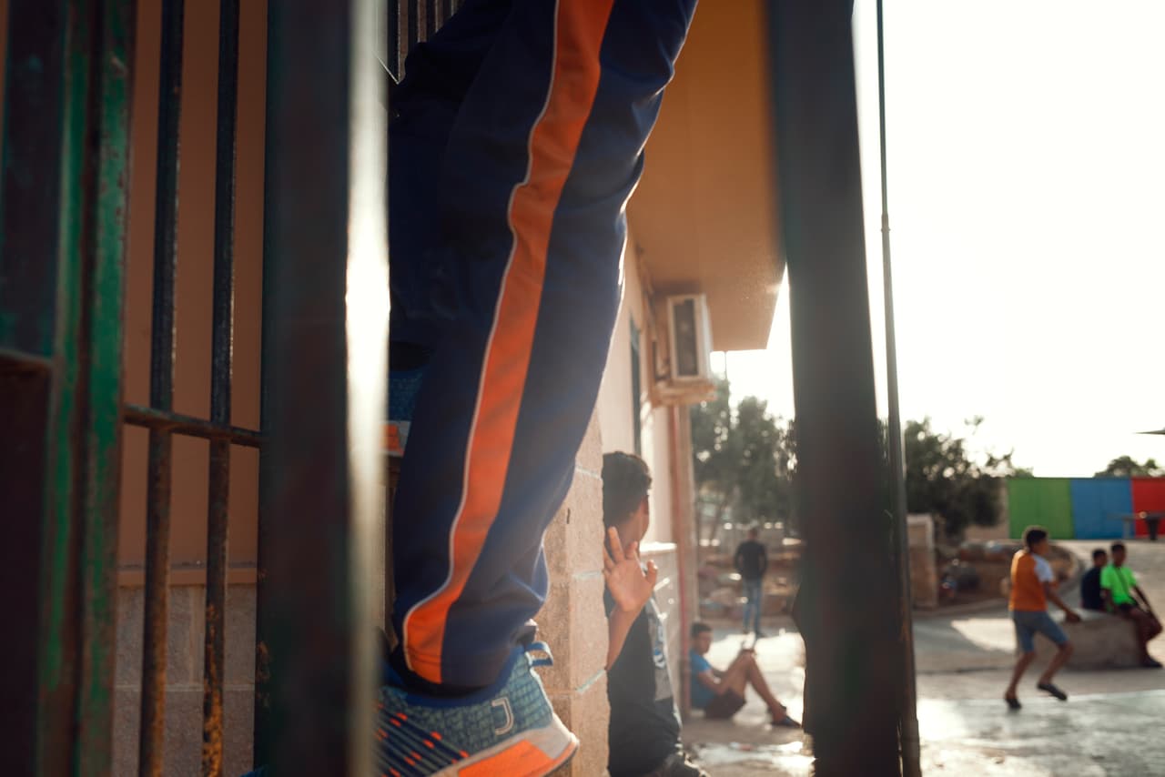 Al cumplir la mayoría de edad, muchos salen de lugares como La Purísima con sus permisos de residencia ya vencido o cercano a expirar, con órdenes de deportación y en un limbo migratorio. El centro ha sido denunciado por hacinamiento, abusos físicos y maltratos sicológicos.