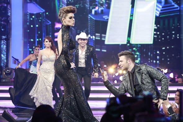 Jen rendido a sus pies.