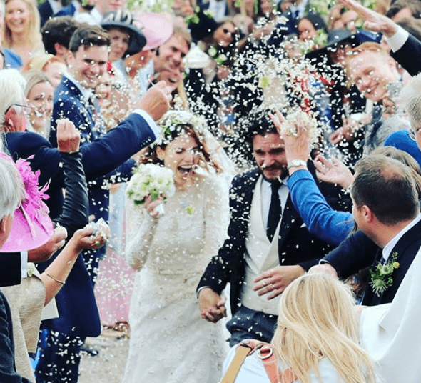 Durante la boda los actores estuvieron acompañados por familiares y amigos, entre los que se encontraban compañeros de reparto de 'Game of Thrones', como Emilia Clarke y Peter Dinklage.