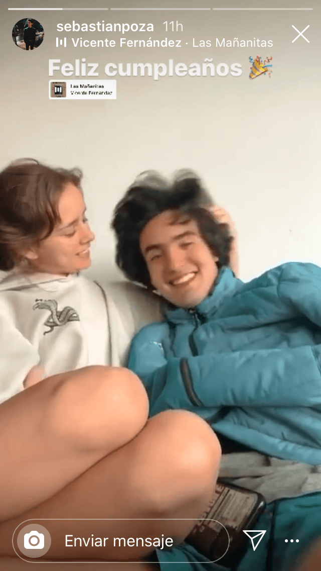 "
<b>Jugamos mucho</b>, no somos tan serios", explicó, "su manera de mirar y su forma de escucharme me gusta mucho, es muy bonita".
<br>